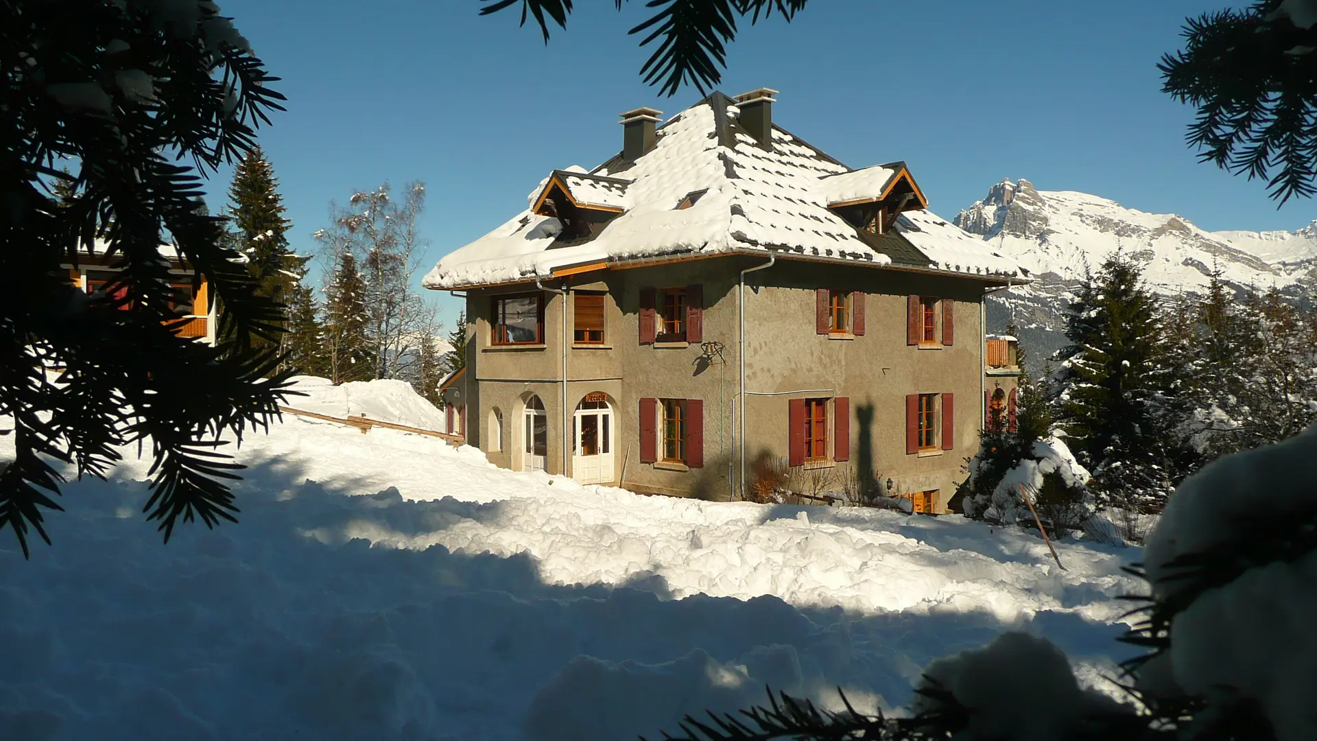 Manoir des Brons, à Combloux sous la neige