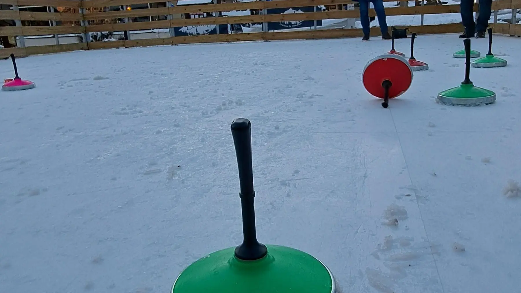 Eisstock studs, pétanque on ice