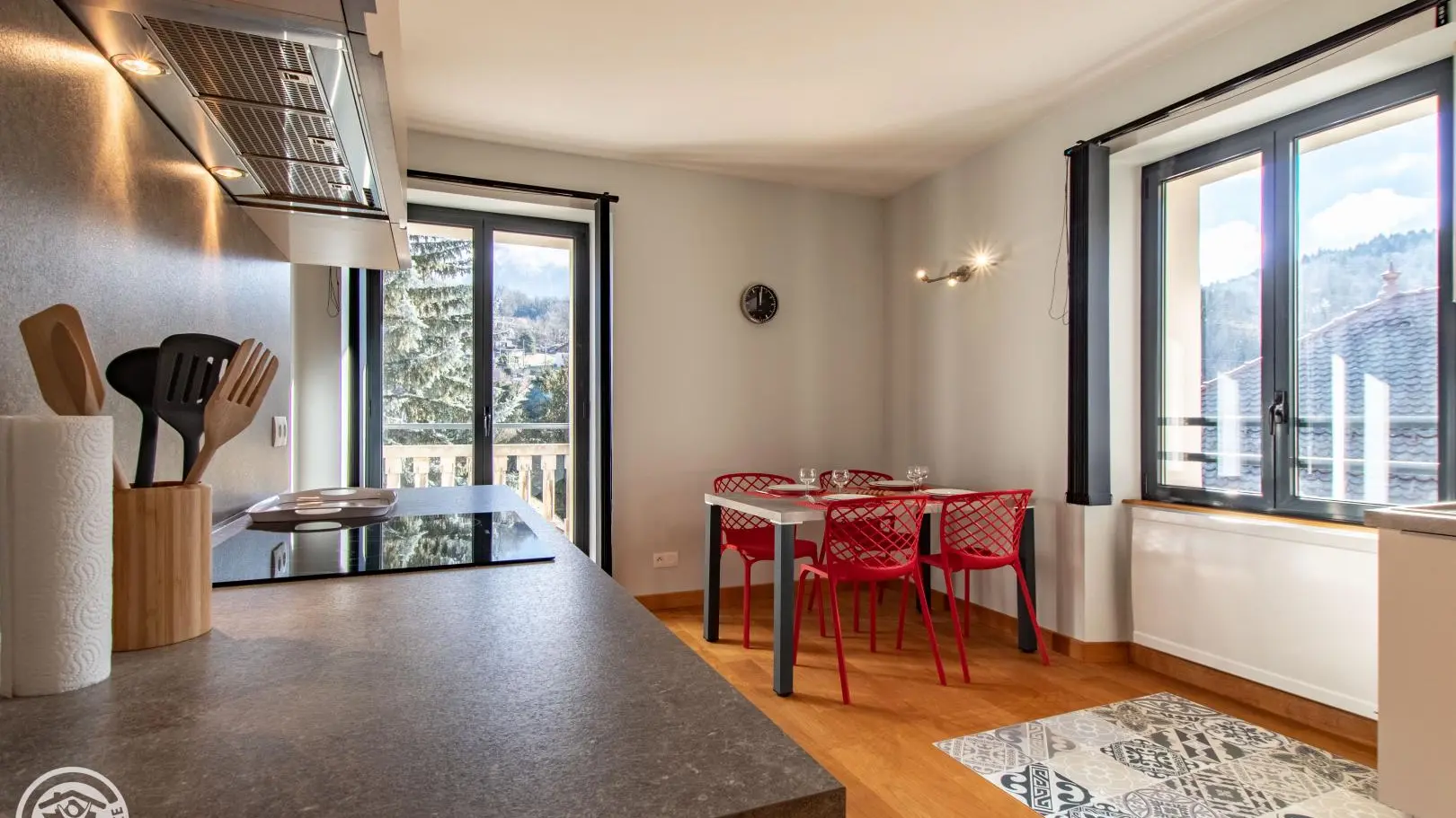 Cuisine avec table et accès extérieur