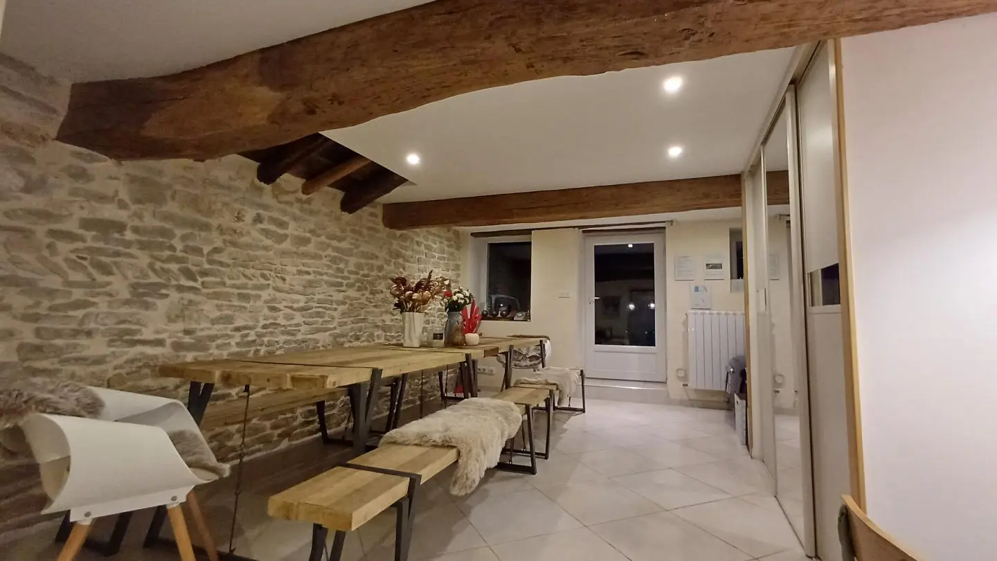 Grande salle à manger à l'entrée