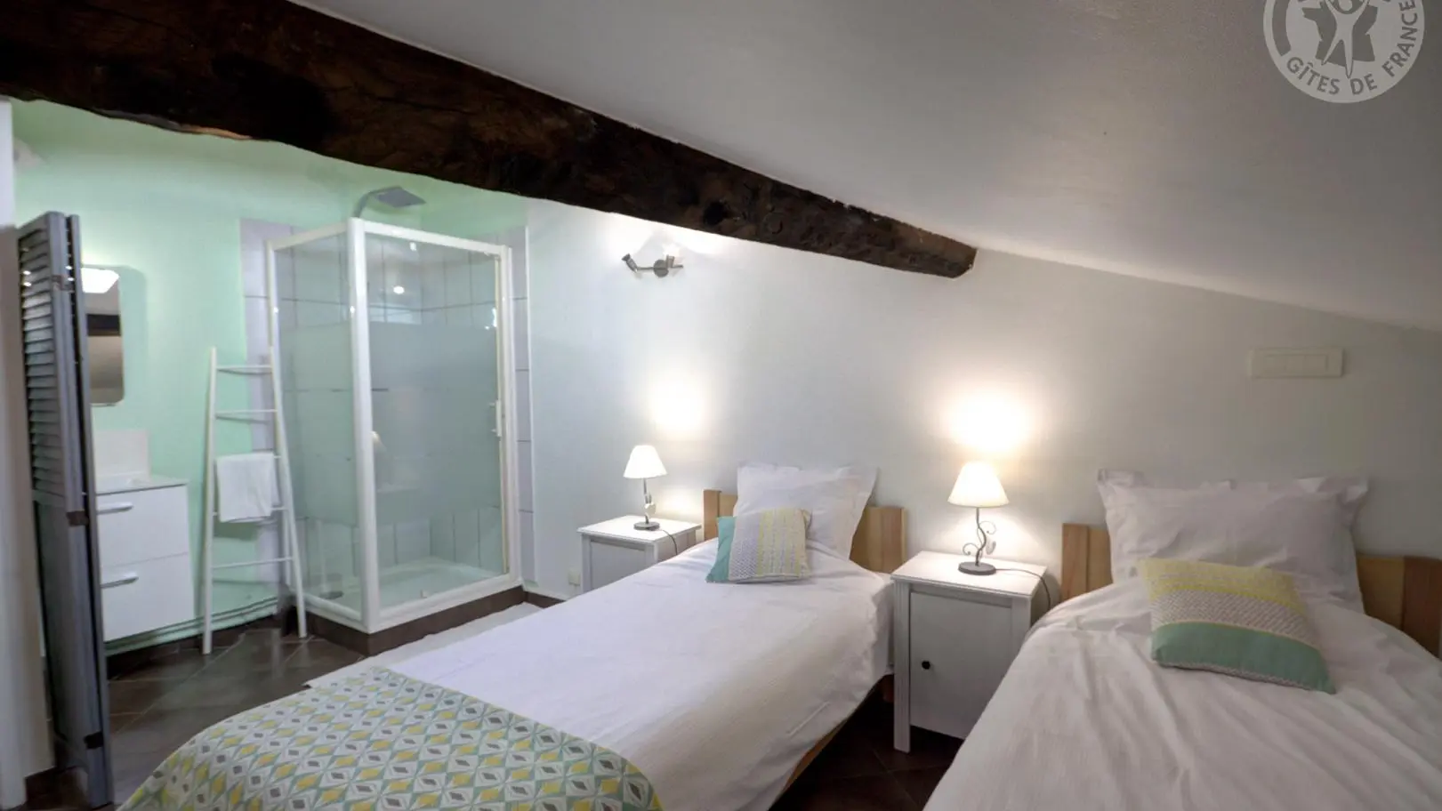 Chambre 1 : en configuration de deux lits simples de 90cm jumelables pour former un lit double de 180cm