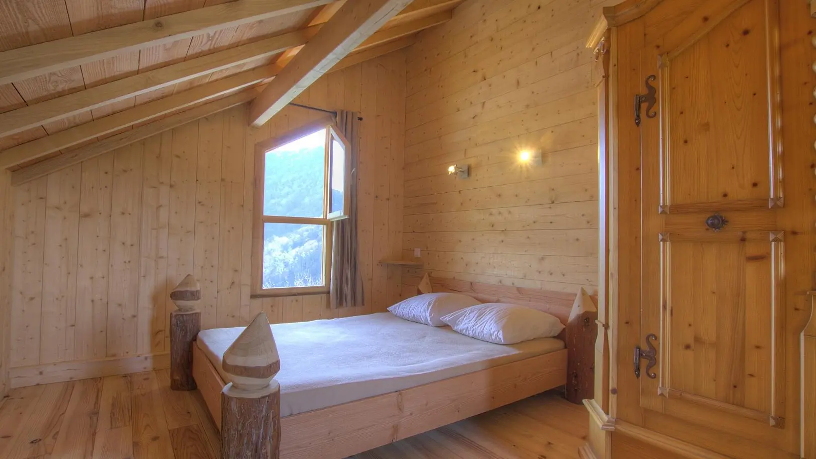 Une chambre taillé sur mesure avec ses montant en forme de cône.