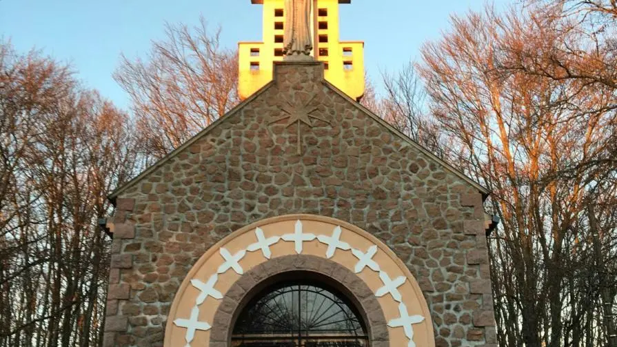 La Madone de Fatima, avec sa tour pour une vue panoramique...