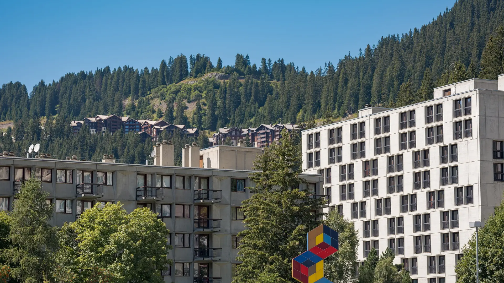 Flaine Forum avec l'œuvre des Trois Hexagones