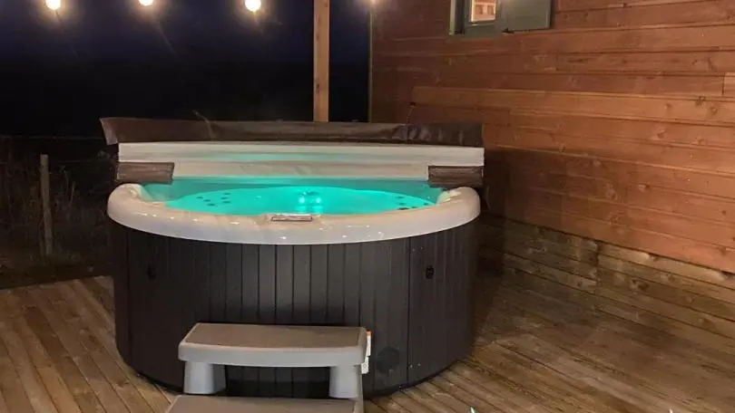 LE JACUZZI EST ARRIVE ET IL EST PRET POUR VOUS RFECEVOIR