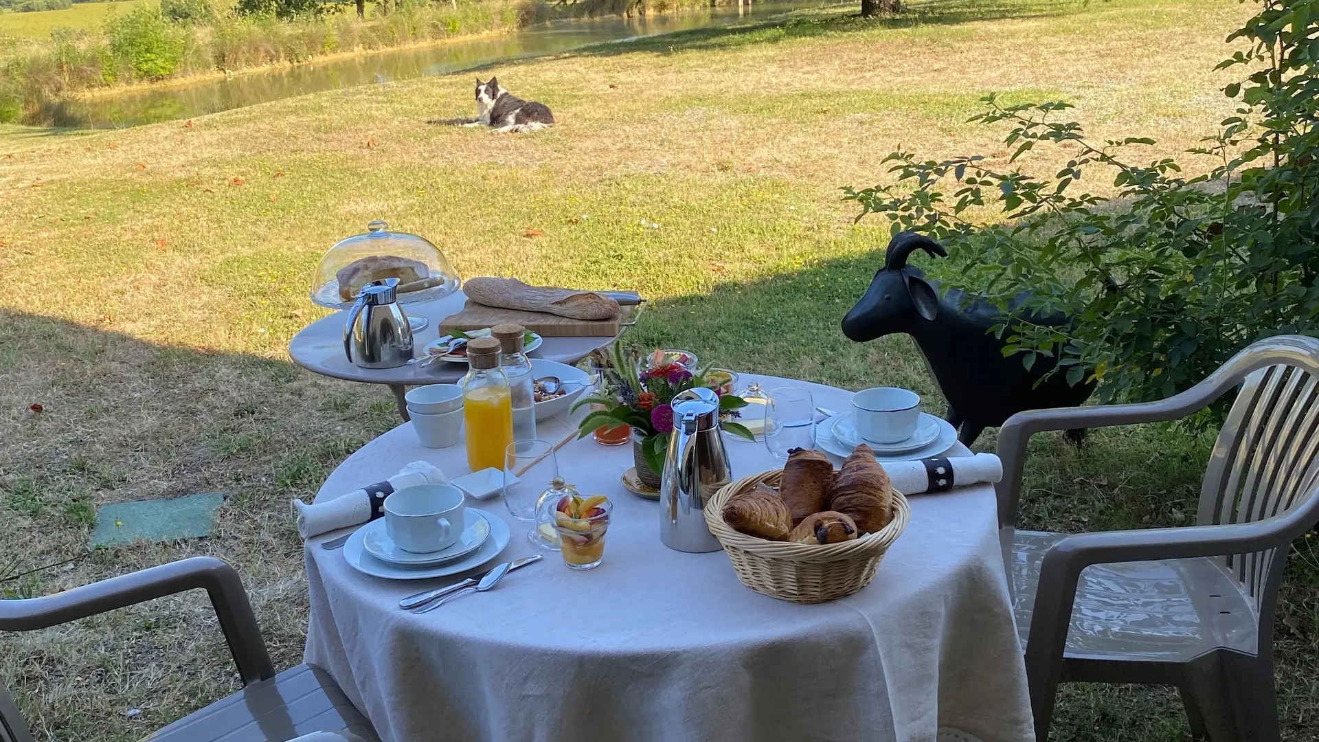 p. déjeuner les pieds dans l'herbe...