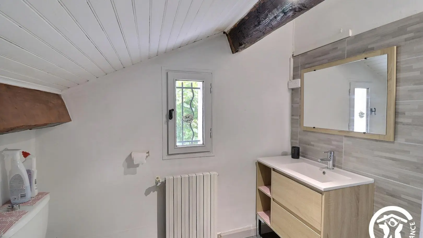 Salle d'eau attenante à la chambre du haut