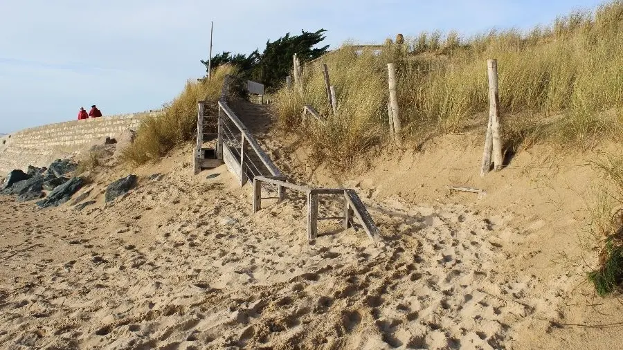 Abstieg zum Strand Petit Sergent im Winter