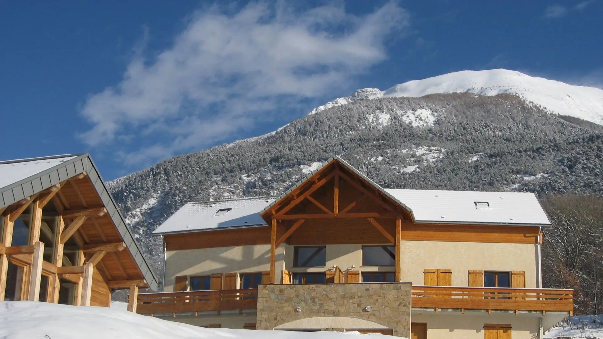 Façade en hiver - Chalet Le Belvédère des Audes SAINT-ANDRÉ-D'EMBRUN