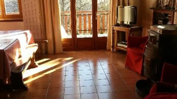 Salle principale ; vue sur la terrasse