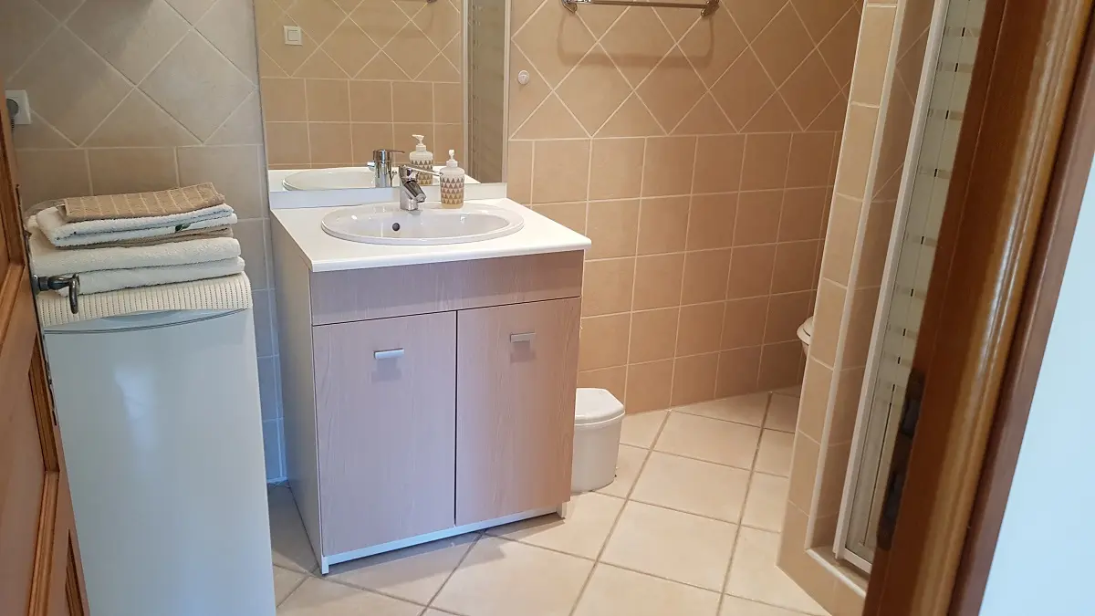 Salle d'eau et lave linge au gîte du rocher