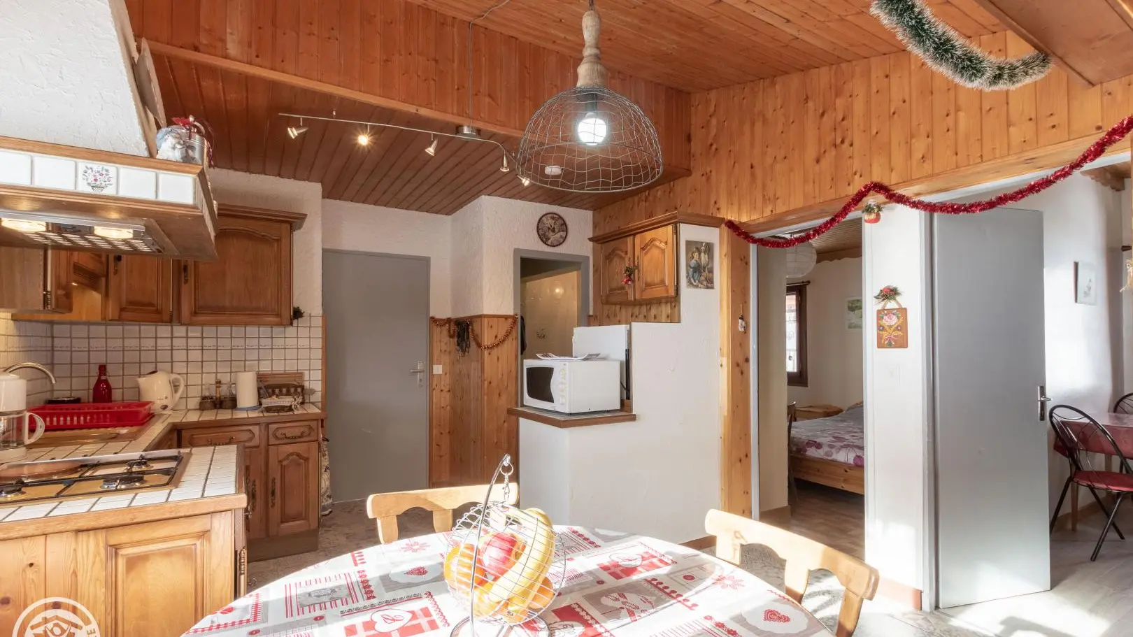 Pièce principale, portes ouvertes sur les chambres