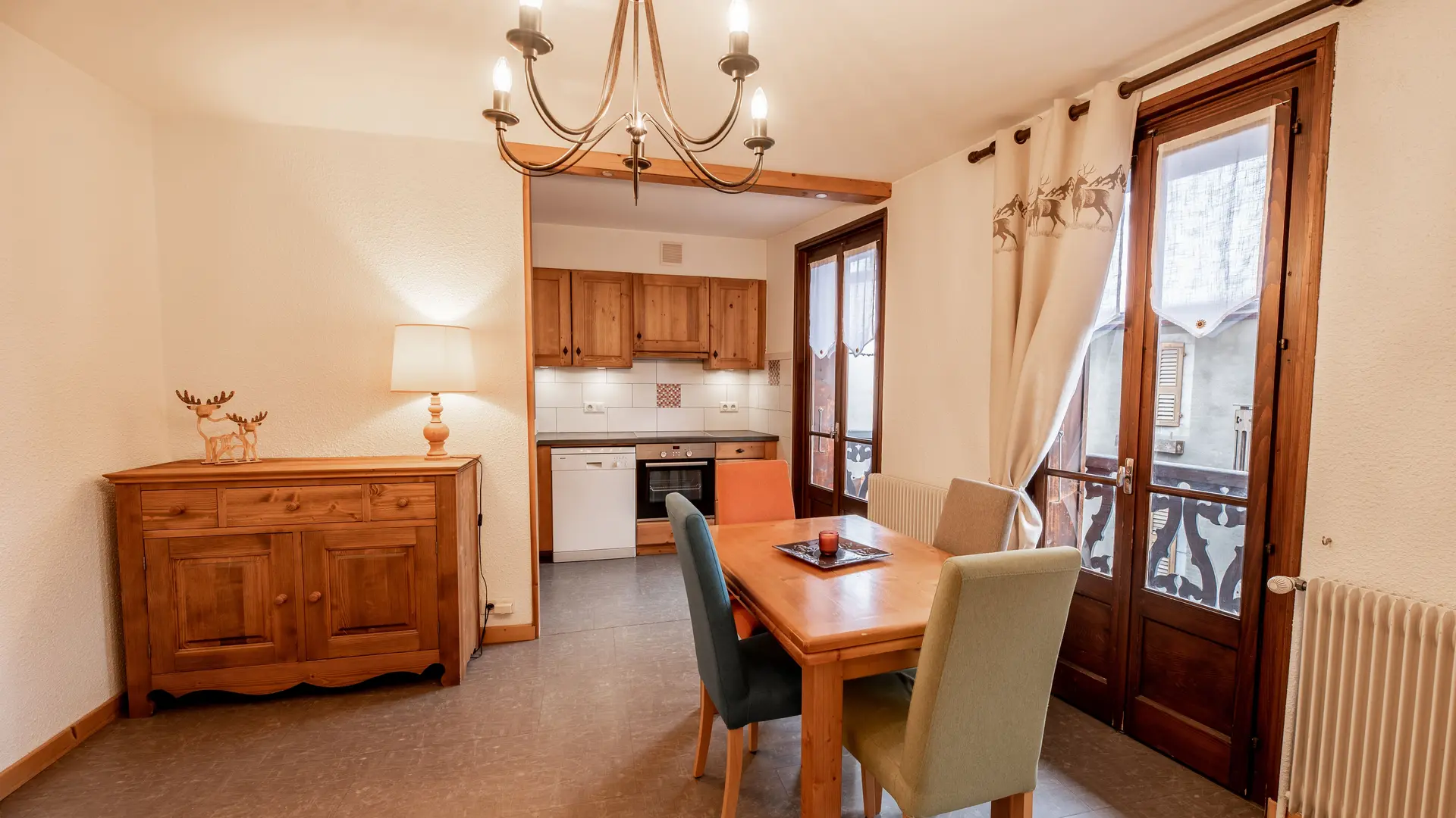 Salon avec cuisine attenante