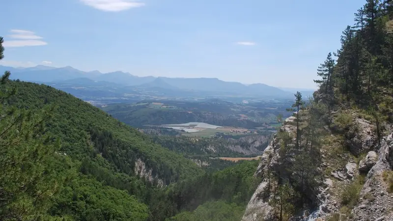 Vue sur la vallée depuis les gorges