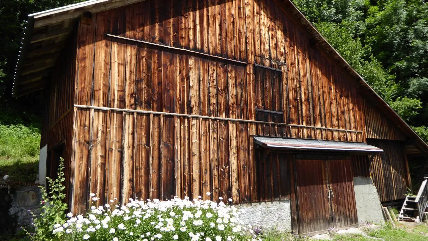 Remise appartenant aux propriétaires pour garer motos et vélos