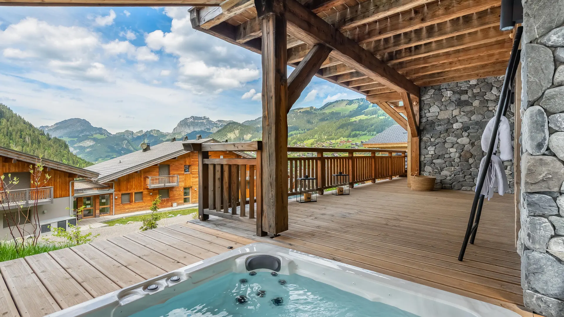 Bain à remous sur la terrasse avec vue