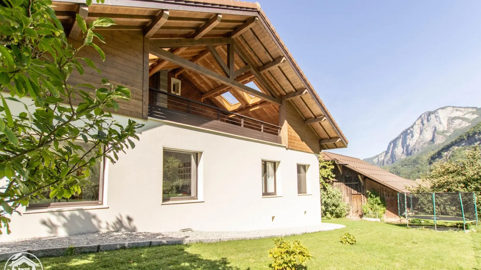 Terrasse couverte exclusive du gite et accès trampoline en été.