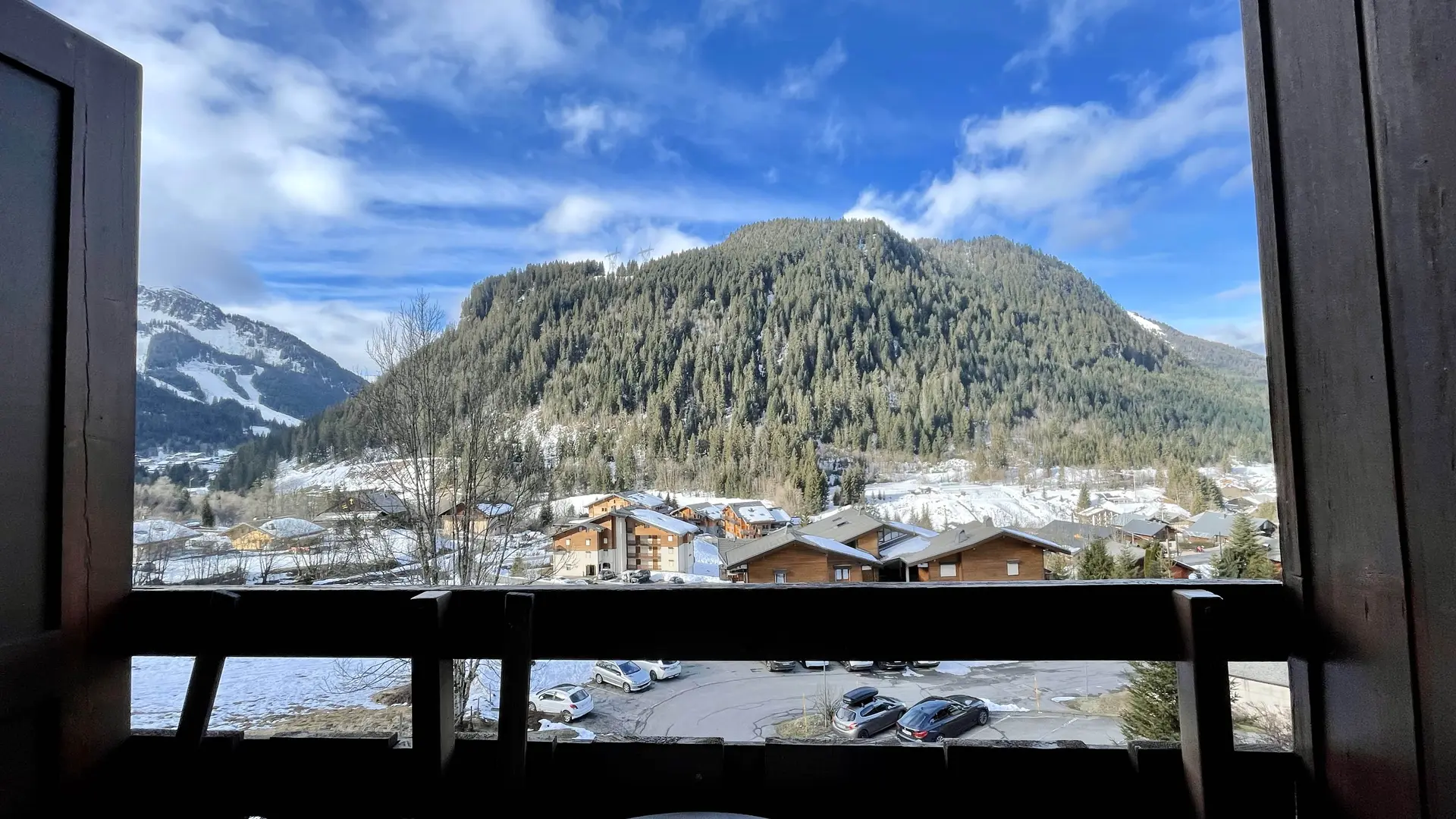 Vue sur le Mt de Grange et un peu du Linga depuis le balcon en hiver, parking en contre-bas
