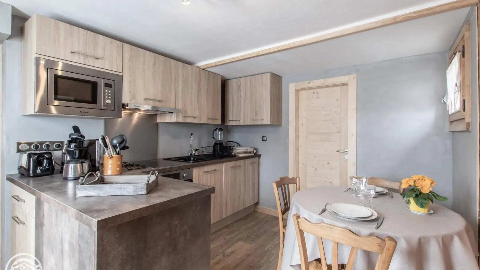 Cuisine intégrée avec accès à la salle d'eau