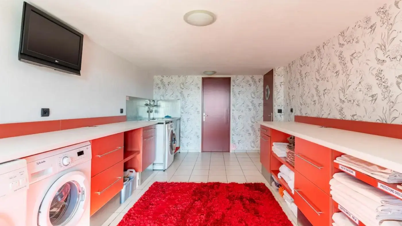 Lingerie attenante au gite avec lave-linge et sèche linge privatifs