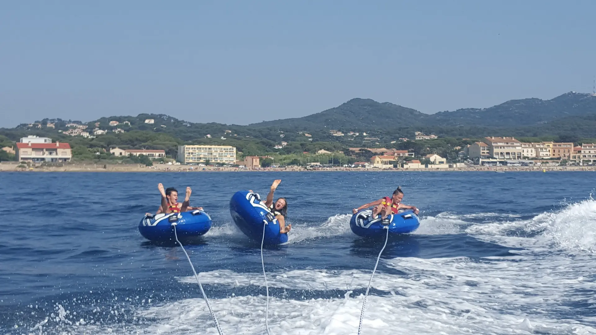 Wake board flying plate