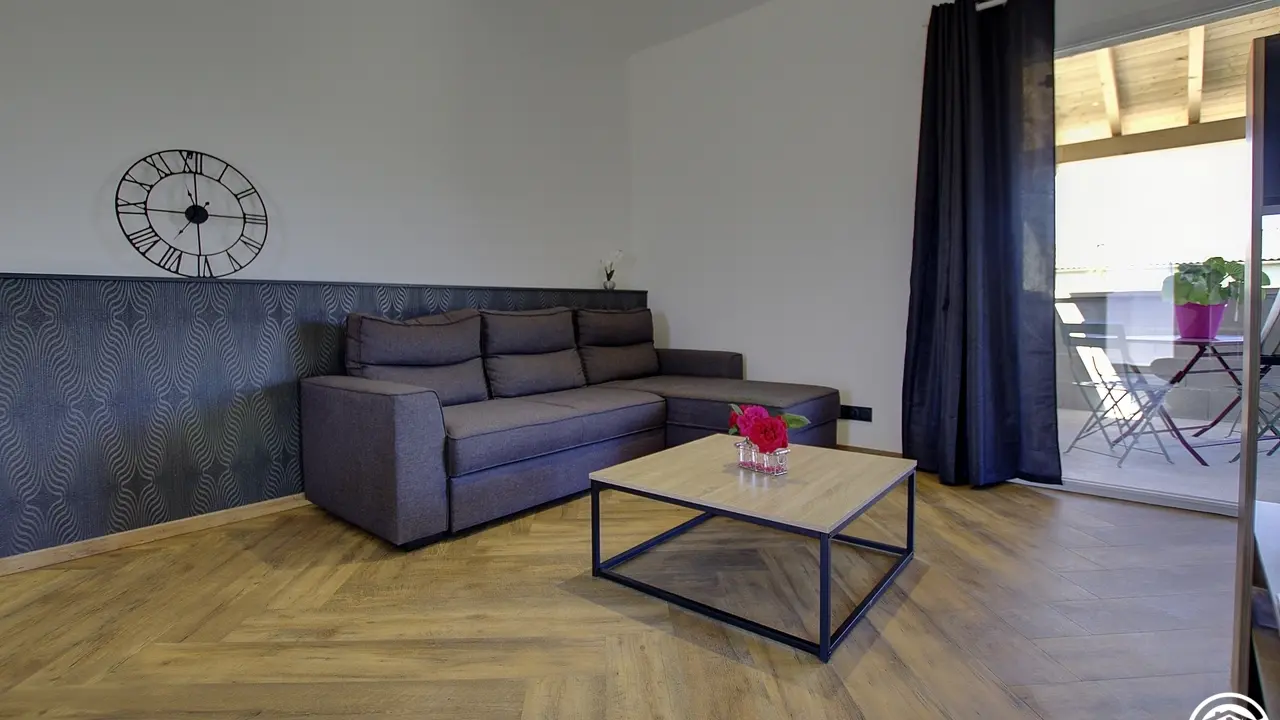 L'espace salon avec accès à la terrasse.