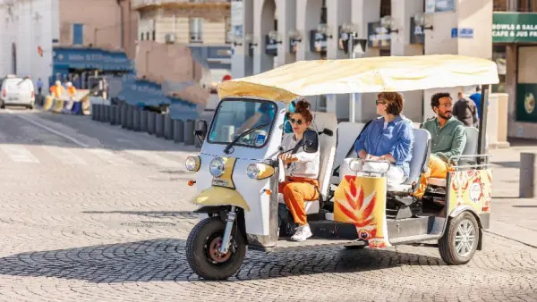 Discover the panier disctrict by tuk tuk