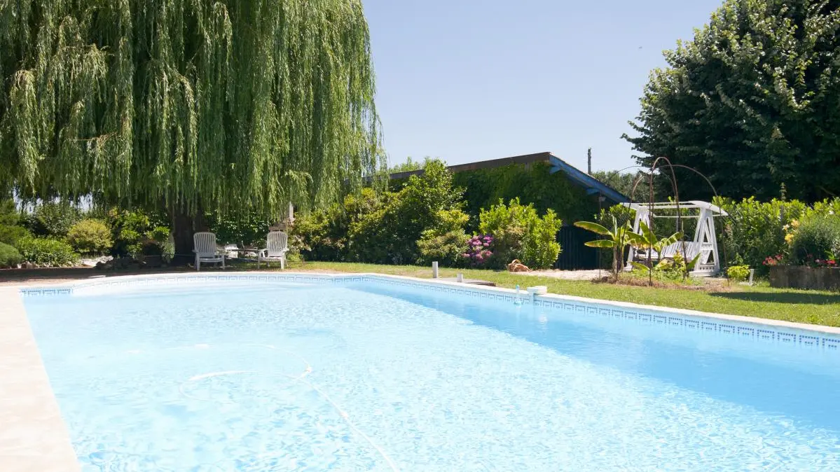 La piscine des propriétaires est mise à votre disposition, sous condition.