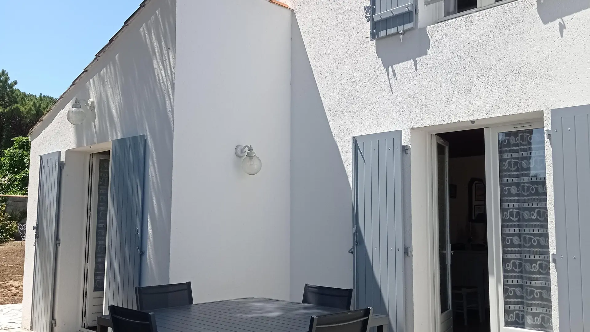 Frente a la casa