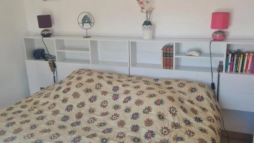 Gîte Le Clos du Noyer Renard-Chambre avec Terrasse : 2 lits 1 pers. électriques pouvant former 1 lit en 180cm) et un lit escamotable en 90cm-La Gaude-Gîtes de France Alpes-Maritimes