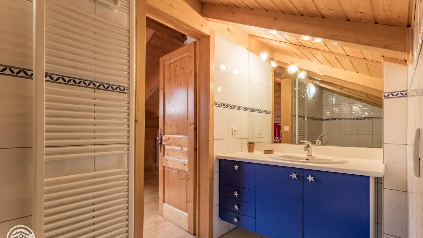 Salle de bains à l'étage avec baignoire d'angle