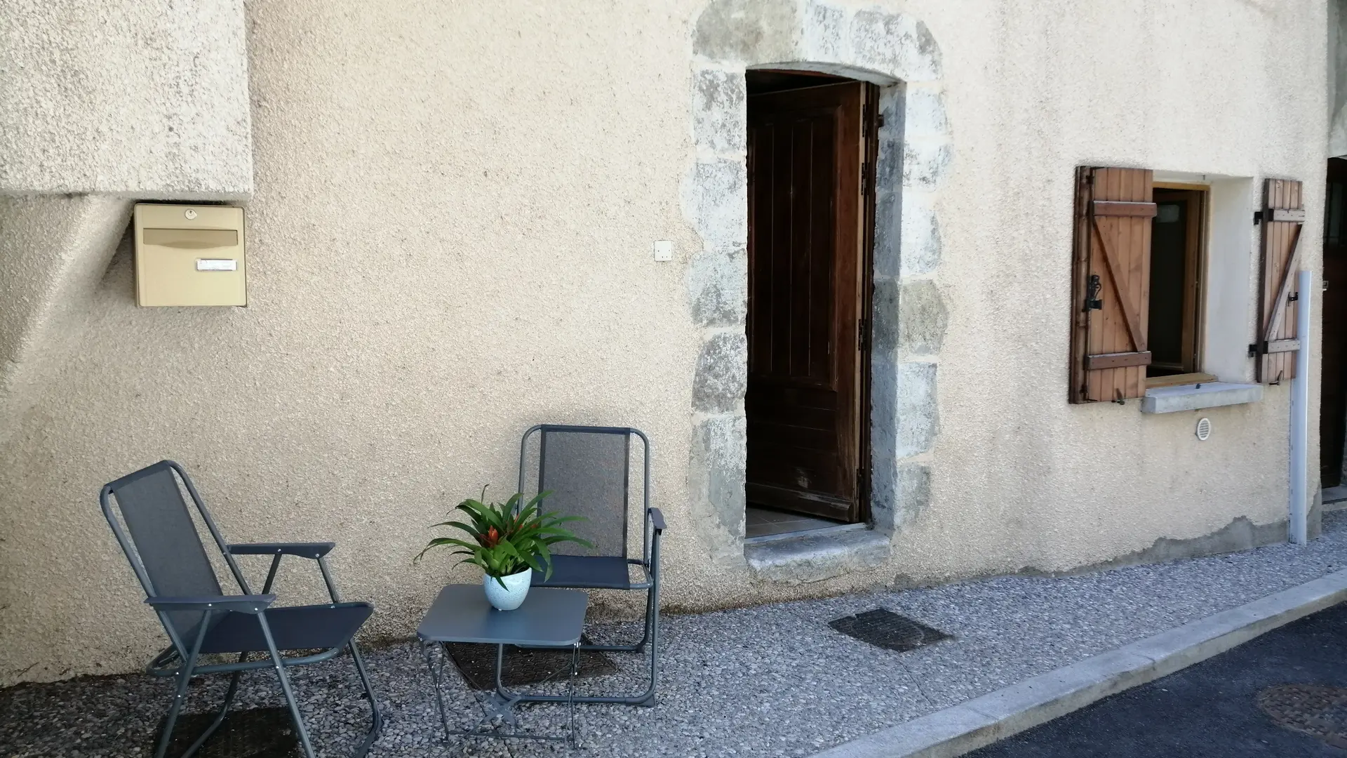 L'arrivée à la maison dans le vieux Laragne