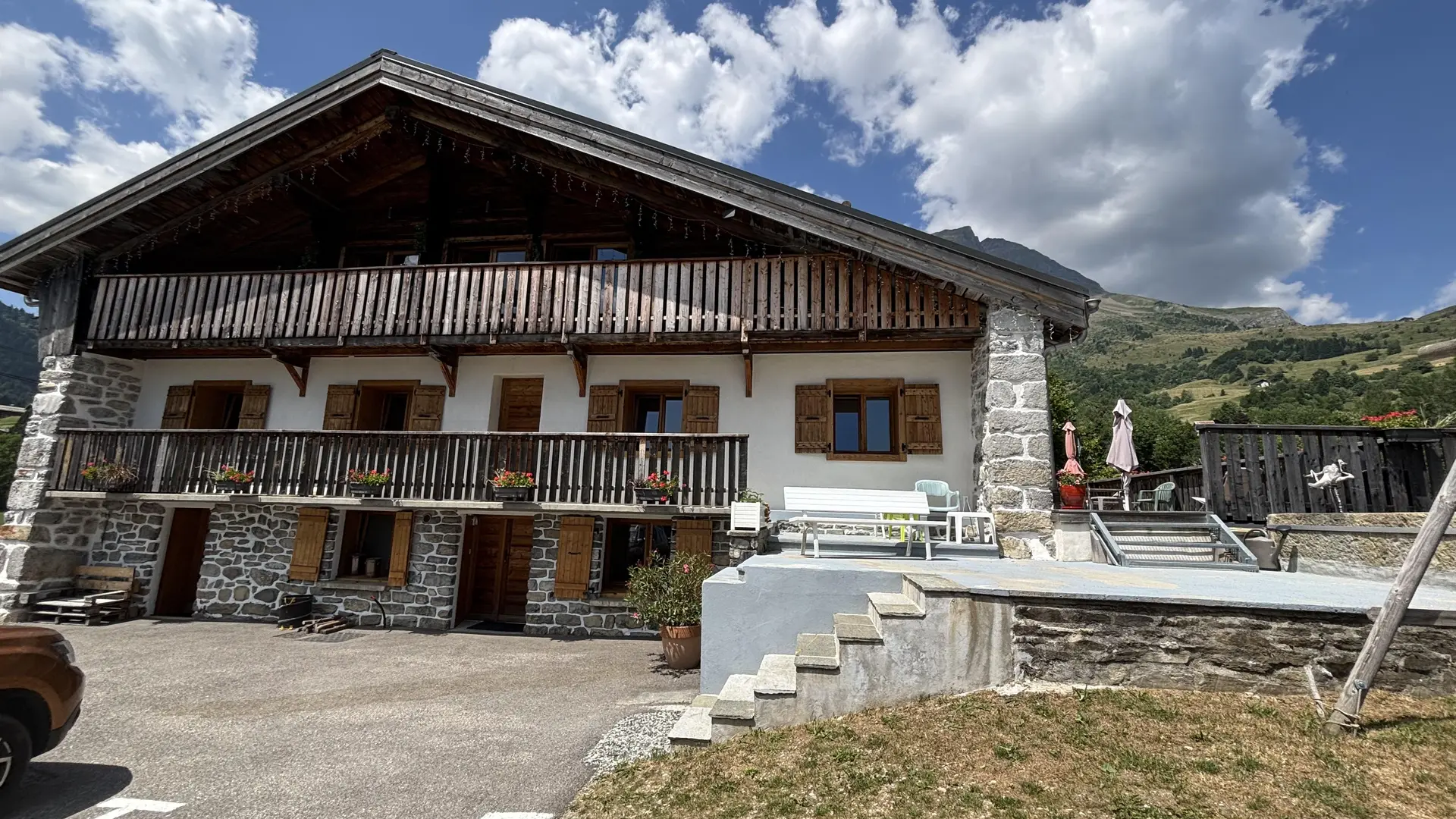 TERRASSE ACCES A LA FONTAINE ET JEUX D'ENFANTS