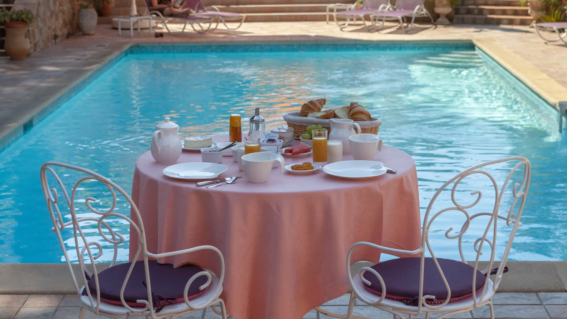 Moment détente au bord de la piscine de l'hôtel l'Escapade au Pradet (Port des Oursinières)