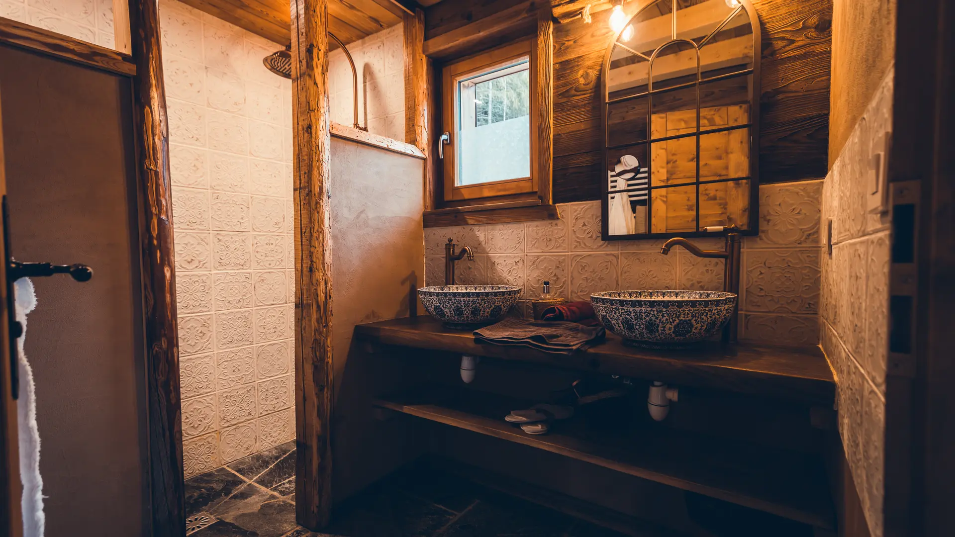 Salle de bains avec double vasque et douche double