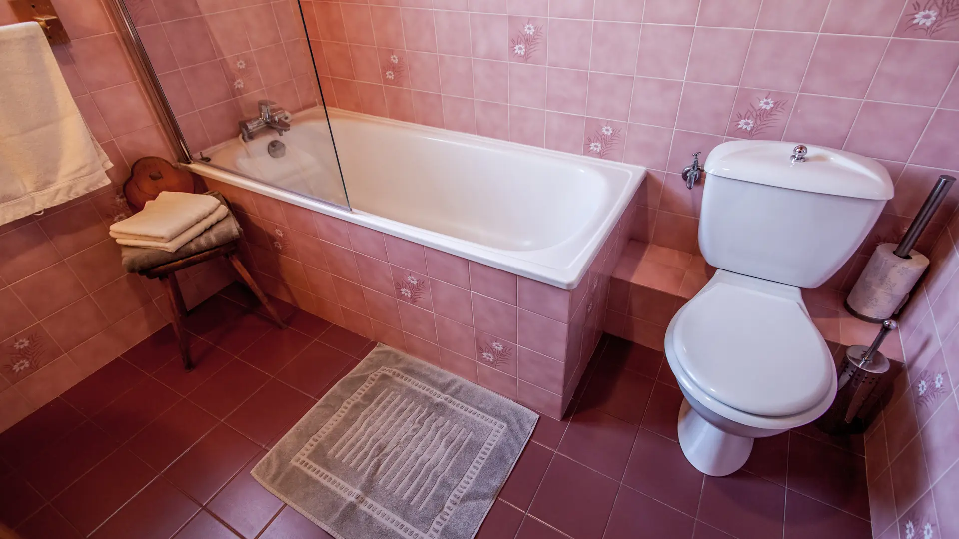 Vue sur baignoire et toilettes