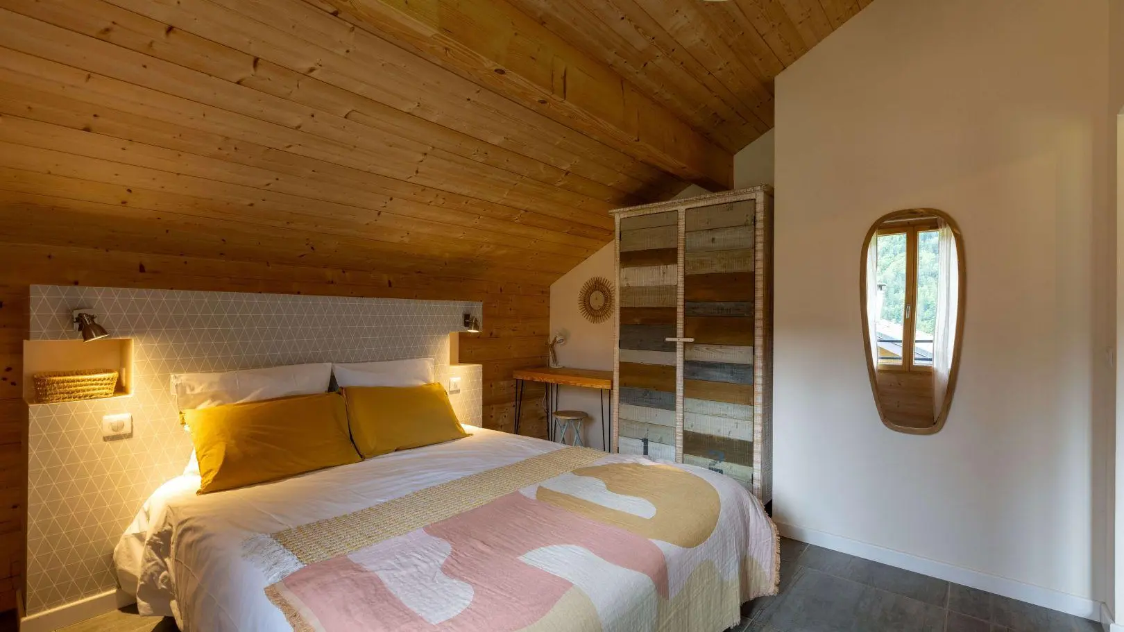 La chambre principale du chalet, avec un coin bureau