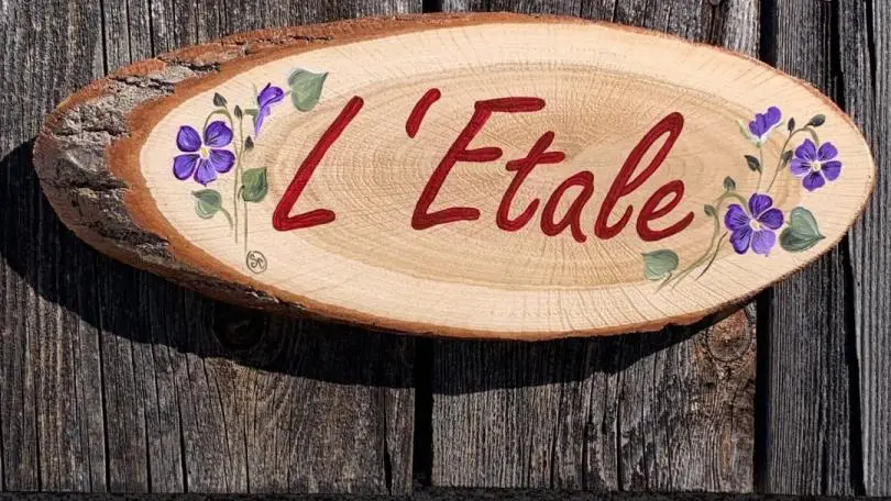 PEINTURE SUR BOIS AU NOM DE L'APPARTEMENT
