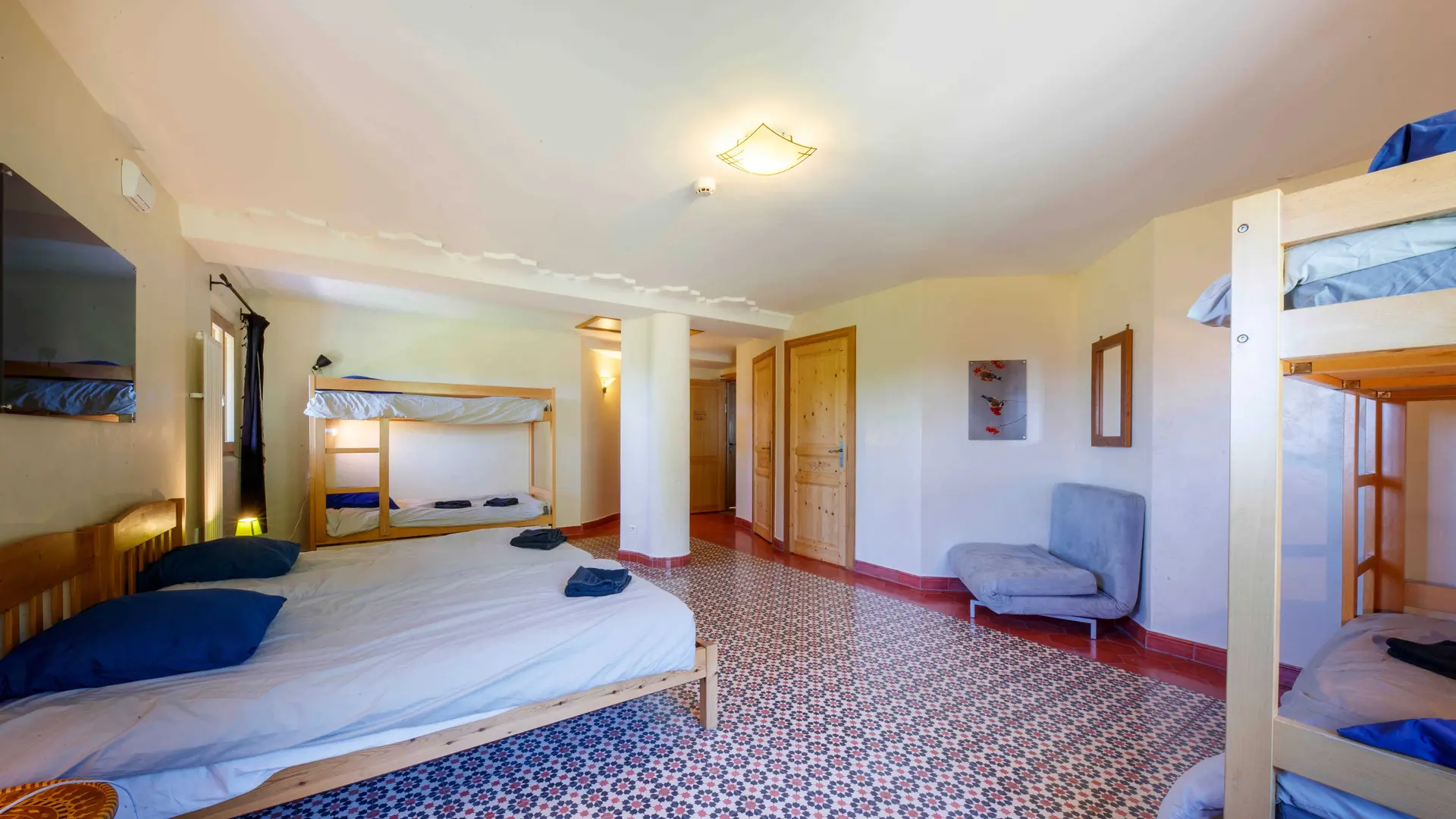 Chambre étoile pour famille Ecogite de Villeplane dans la réserve naturelle des gorges de Daluis - Gîte d'Etape et de Groupe Alpes-Maritimes