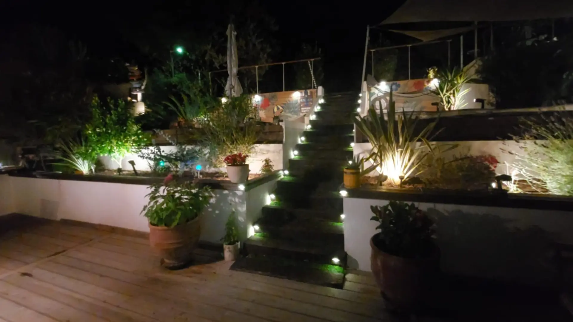 Vue côté terrasse le soir