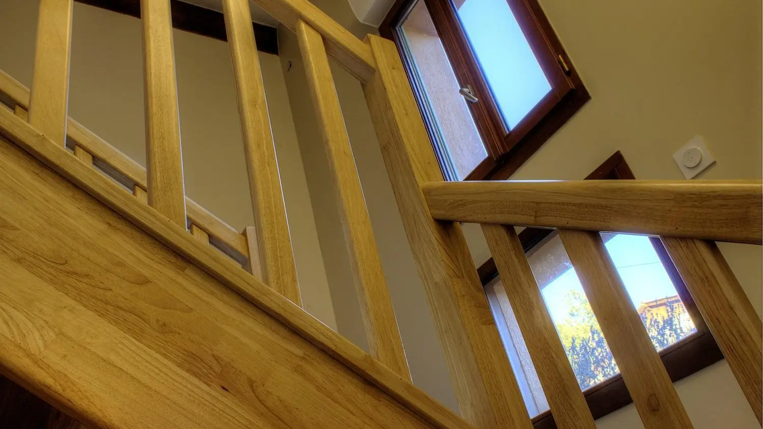 Gîte les Romarins- AUVARE - Escalier d'accès à la mezzanine - Gîtes de France Alpes-Maritimes