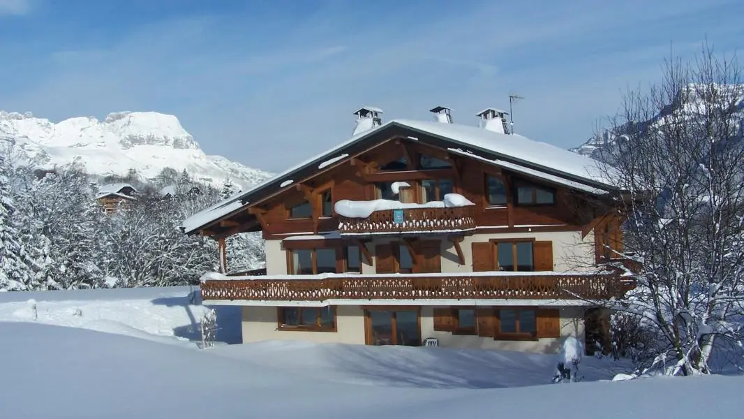 le chalet et son manteau neigeux