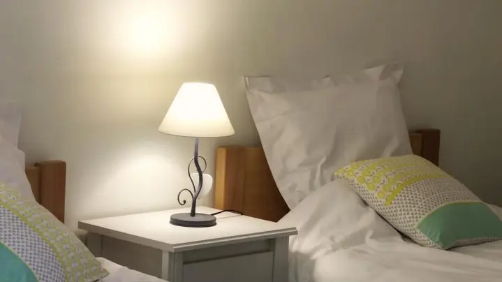 Chambre 1 : en configuration de deux lits simples de 90cm jumelables pour former un lit double de 180cm