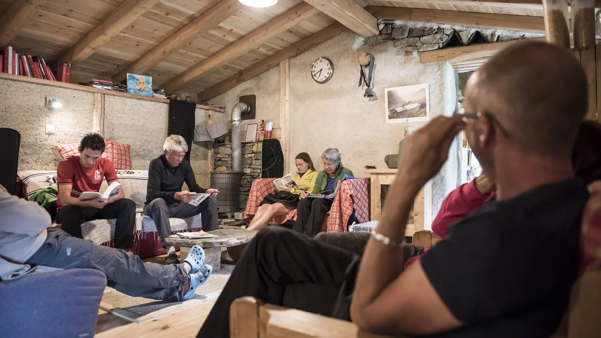 Hôtes se relaxant dans le coin lecture - Villar d'Arène- La Grave