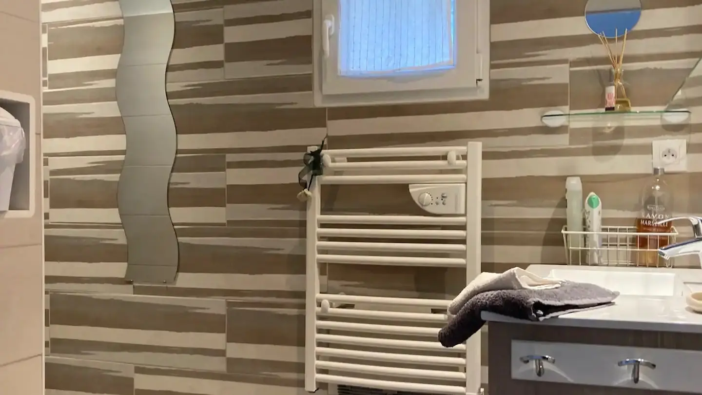 Cuarto de baño, junto a la ventana