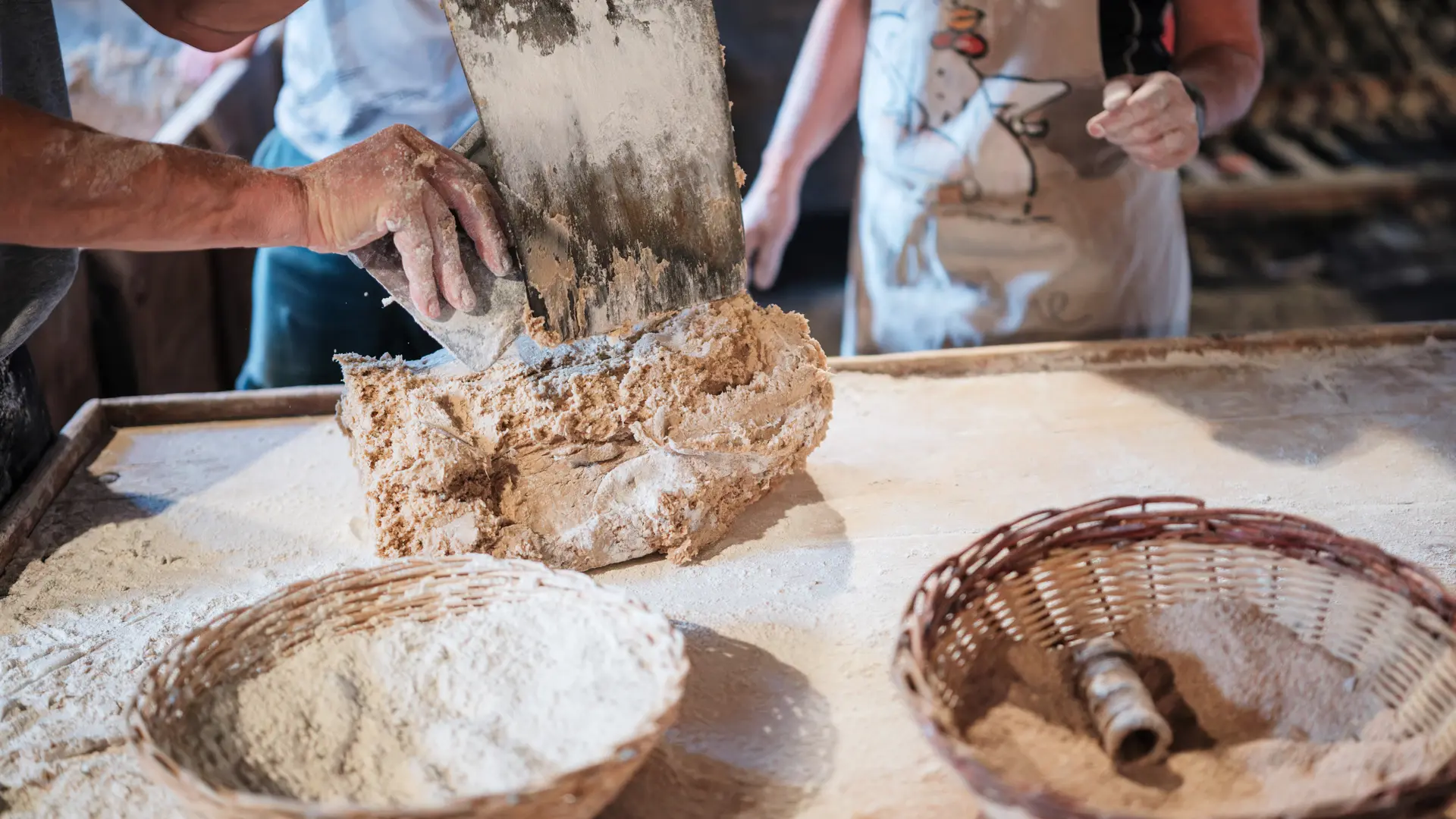 Préparation du pain dans le four du Chazelet