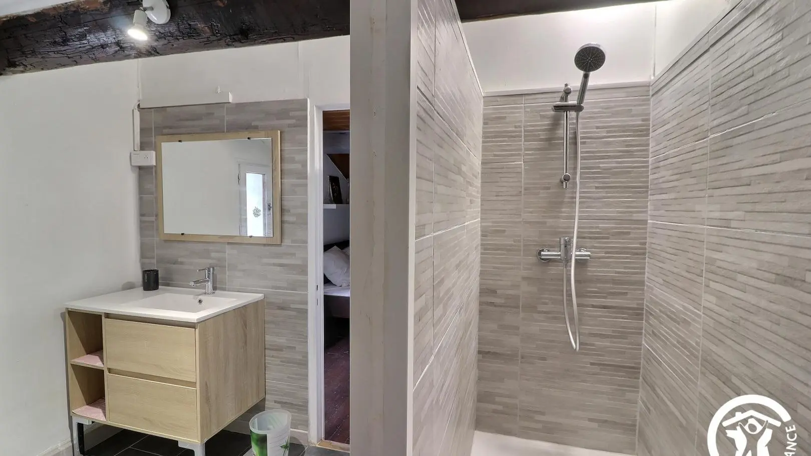 Salle d'eau attenante à la chambre du haut