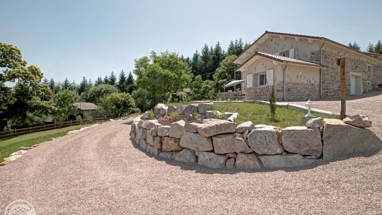 Le chemin d'accès privatif et son enrochement