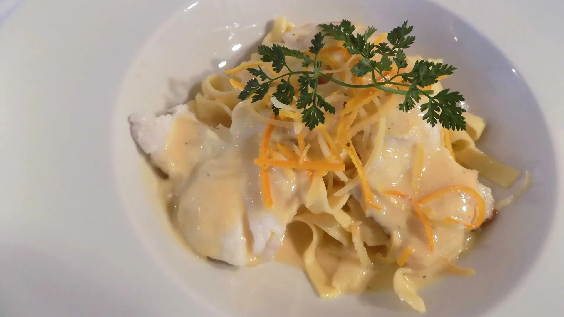 Seeteufel In Sauce Mit Tagliatelle-Nudeln