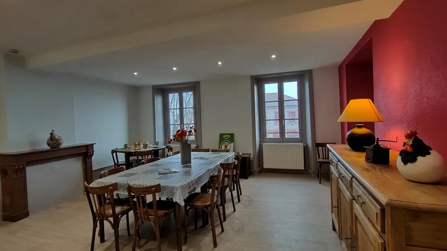 La spacieuse pièce à vivre avec la cuisine ouverte sur la salle à manger et le salon détente.